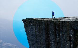 Eine Person steht am Rand einer Klippe, im Hintergrund ein blauer Kreis.